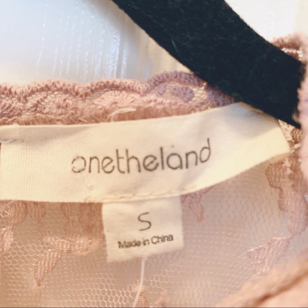 Onetheland Mauve Sheer Lace Trumpet Sleeve Top Small - Picture 5 of 5